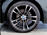 BMWの純正アロイホイールは軽量かつ強度にも優れているホイールで走行性能を引き上げる設計になっております。足元にもBMWは妥協がなくこだわっている個所になります。