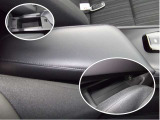 運転席と助手席の間のアームレスト ・展開すると収納部として使用出来ます。シフト部下にも収納が出来ます。HDMIの接続もこちらから行えます。