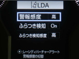 レーンディパーチャーアラートとは車線、又は走路からの逸脱の可能性をブザーにて警告します。