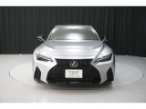 エクステリアは、一目でLEXUSとわかるスピンドルグリルを起点に、人が乗るキャビンの前後を大胆に絞り込んだ菱形のボディと力強く張り出したホイールフレアを融合させ、タイヤの存在を強調しています。