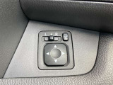 電動格納式ドアミラーです。ボタン一つで、ミラーの開閉が出来ます。すれ違いの時や、パーキングの時にこすりにくくなります!