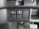パーキングセンサーや横滑りを防ぐVSA等のスイッチ類は運転席の右側、手の届きやすい位置にあります。