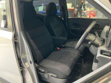 運転席、助手席です。座面も広くゆったりと座れてアームレストも付いているので重宝します。