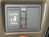 左側電動スライドドアは運転席からでも操作ができるように、ハンドル付近に開閉の操作スイッチが付いています。