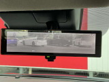 【インテリジェント ルームミラー】後方のカメラ映像をミラー面に映し出して。クリアな後方視界を確保します。