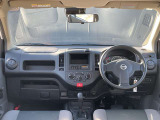 運転席周りになります。内装色はブラックです。