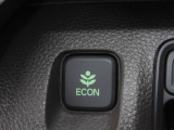 ◆ECONスイッチ(ECONモード)◆エンジンやエアコンといった、クルマ全体の動きを燃費優先で自動制御するECONモード。空調など快適性を優先したいときは、スイッチを押してOFFにできます。
