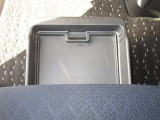 助手席シート下部には収納BOXが付いております。