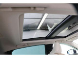 ■サン/ムーンルーフ■屋根を開けて自然の風や光を取り込んだり、夜空を見たり、素敵なカーライフのお供に。