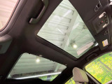 【ガラスルーフ】ガラスルーフ搭載で車内の解放感が一気にアップ!開放的なドライブをお楽しみいただけます。