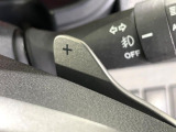 【パドルシフト】ハンドルから手を離さずに素早くシフトアップ&ダウンができるので、エンジンブレーキを使う下り坂や高速道路の合流で加速したい場面で役立ちます。