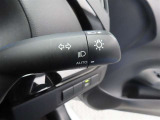 スイッチをオートに設定しておけば、車外の明るさに応じて自動的にヘッドランプを点灯・消灯します。夕暮れ時やトンネルの続く山道などを走行する時に便利なコンライトを装備しています。