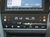 デュアルオートエアコン搭載☆運転席と助手席でエアコンが独立しているのでドライバーも同乗者もより快適にドライブができます♪