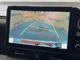 【バックカメラ】駐車時に後方がリアルタイム映像で確認できます。大型商業施設や立体駐車場での駐車時や、夜間のバック時に大活躍!運転スキルに関わらず、今や必須となった装備のひとつです!