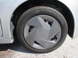 日産純正のホイールキャップが装着されてます。