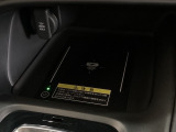 センターコンソールにはワイヤレス充電器を装備してます。Qi(チー)規格対応のスマートフォンなどを置くだけでワイヤレスで充電可能です。またスマートフォンの充電可能なUSB端子なども別途装備しています。