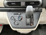 操作が簡単なマニュアルエアコンです★運転席・助手席にはシートヒーターを完備しております。