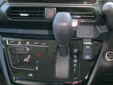 操作しやすいシフトレバーとタッチ式エアコンパネルで運転も楽々です。