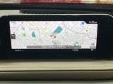 【8.8インチマツダコネクト】車内の雰囲気にマッチした大型のディスプレイ。スマホ接続でのナビ使用やBluetooth再生等、様々な機能が楽しめます。直感的なダイヤル操作が可能で、使い勝手も良好です。