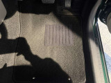 運転席フロアマットです。使用感は少なく、目立つ汚れや損傷はありません。