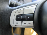 ハンドルの手元で音楽ボリューム等の調整が可能なスイッチが装備されておりますので、便利ですね。