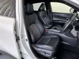 運転席/助手席です。姿勢が崩れず正確なステアリング操作で安心です。