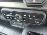 オートエアコンが標準装備されています。家のエアコンと同じ様な感覚で操作できますのでワンタッチで楽々です。余分な操作を行う必要がありませんので運転に集中する事が出来、事故防止にも繋がりますね。