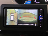 映像で見づらい車両周辺の確認をアシスト。クルマを真上から見ているような映像を表示。 運転席から確認しにくい車両周囲の状況を把握。