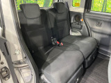 後部座席も気になるようなキズ・汚れやへたり等、大きなダメージはなく、良好な状態です。