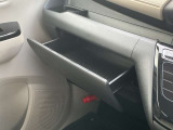 助手席前のグローブボックスの画像です。