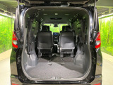 後席を格納すると、これだけの広さが!シーンに合わせたシートアレンジで、大きな荷物も積むことが出来ます♪