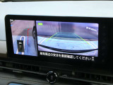 空の上から見下ろすように車の全周囲が表示されるアラウンドビューモニター☆駐車が得意になるとお出掛けも楽しくなります♪