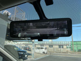 インテリジェントルームミラーです。人や物で視界が遮られてても、車体後部のカメラ映像に切り替えることにより、クリアな後方視界を実現しています。