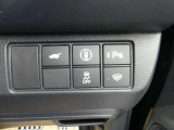 運転席からテールゲートの開閉が可能です。パーキングセンサ―、フロントガラス熱線、VSA、安全支援情報スイッチです。