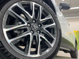 【純正アルミホイール】外観にマッチした純正アルミホイールを装着しております。各種社外アルミホイールや、スタッドレスタイヤも取扱いしております。是非ご相談ください♪
