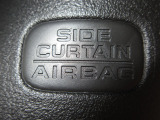 サイドカーテンエアバックシステムは、側面衝突時に大人から子供までさまざまな体格の乗員の頭部や頚部を広範囲で保護。特にセンターピラーへの頭部衝突を防ぐ展開性能を実現しています。