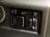 【電動格納ミラー】サイドミラーは電動格納式となっており、狭い駐車場でもキズがつくリスクを抑えられます。