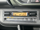 【オートエアコン】一度お好みの温度に設定すれば、車内の温度を検知し風量や温度を自動で調整。暑い&hellip;寒い&hellip;と何度もスイッチ操作をする必要はありません。快適な車内空間には必須の機能ですね♪