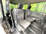 後部座席も気になるようなキズ・汚れやへたり等、大きなダメージはなく、良好な状態です。