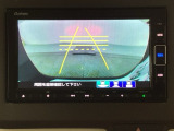 バックでの車庫入れも安心です! リアカメラが付いているバックモニター付のナビを装備しております。操作線もついており距離感も画面から確認できます。