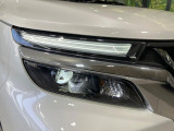 【LEDヘッドライト】悪天候や夜間走行時も良好な視界を確保し安心して運転できる高輝度LEDヘッドライトを装備!点灯速度が早く、消費電力も抑えられています。