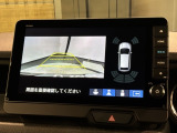 リバースギアに入れるだけで後方の表示へ切り替わります。夜間や雨の日の駐車も楽になりますよ。