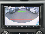 【バックモニター】後ろのカメラの映像をモニターに映し出すことができます!後方の見えない死角や、障害物との距離感をしっかり確認することができます!駐車が苦手な方におすすめです。