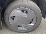 スチールホイールに日産純正ホイールカバーが付いています。
