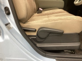 シートハイトアジャスターが付いているので運転姿勢を調整するのに便利ですね。身長に合ったシートポジションは安全運転や疲労軽減にもつながります。