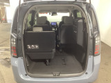 3列目シートは跳ね上げ式で収納が可能です。荷室が広くなり大きな荷物も積みやすくなります。買い物やアウトドアなど荷物が多い場面で便利です。