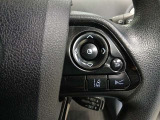 ステアリングには運転中でも簡単に操作できる各種スイッチついてます