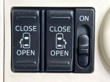 【両側パワースライドドア】スマートキーや運転席のスイッチで後席両側スライドドアの開閉が可能♪電動だから力を入れてドアを開ける必要が無く、小さなお子様でも簡単に開け閉めでき快適です♪