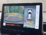 【パノラミックビューモニター】専用のカメラにより、上から見下ろしたような視点で360度クルマの周囲を確認することができます☆死角部分も確認しやすく、狭い場所での切り返しや駐車もスムーズに行えます。