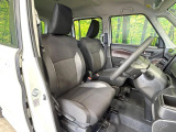 運転席まわりには十分なスペースがあり、大柄な方でもゆったり運転していただける環境です。